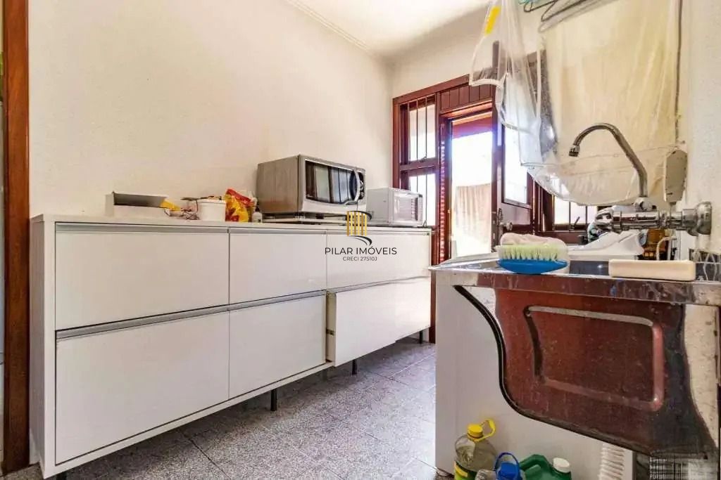 Casa com 4 dormitórios, suíte, piscina e 4 vagas.