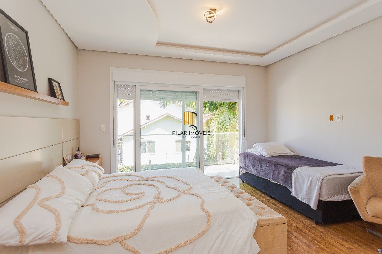 Casa de alto padrão com elevador e piscina acessível em condomínio no Passo das Pedras