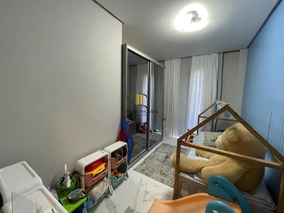 Casa em condomínio com 3 dormitórios, suíte e 2 vagas.