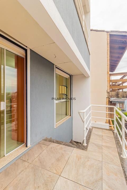 Casa com 3 dormitórios, suíte, lavabo e amplo pátio.