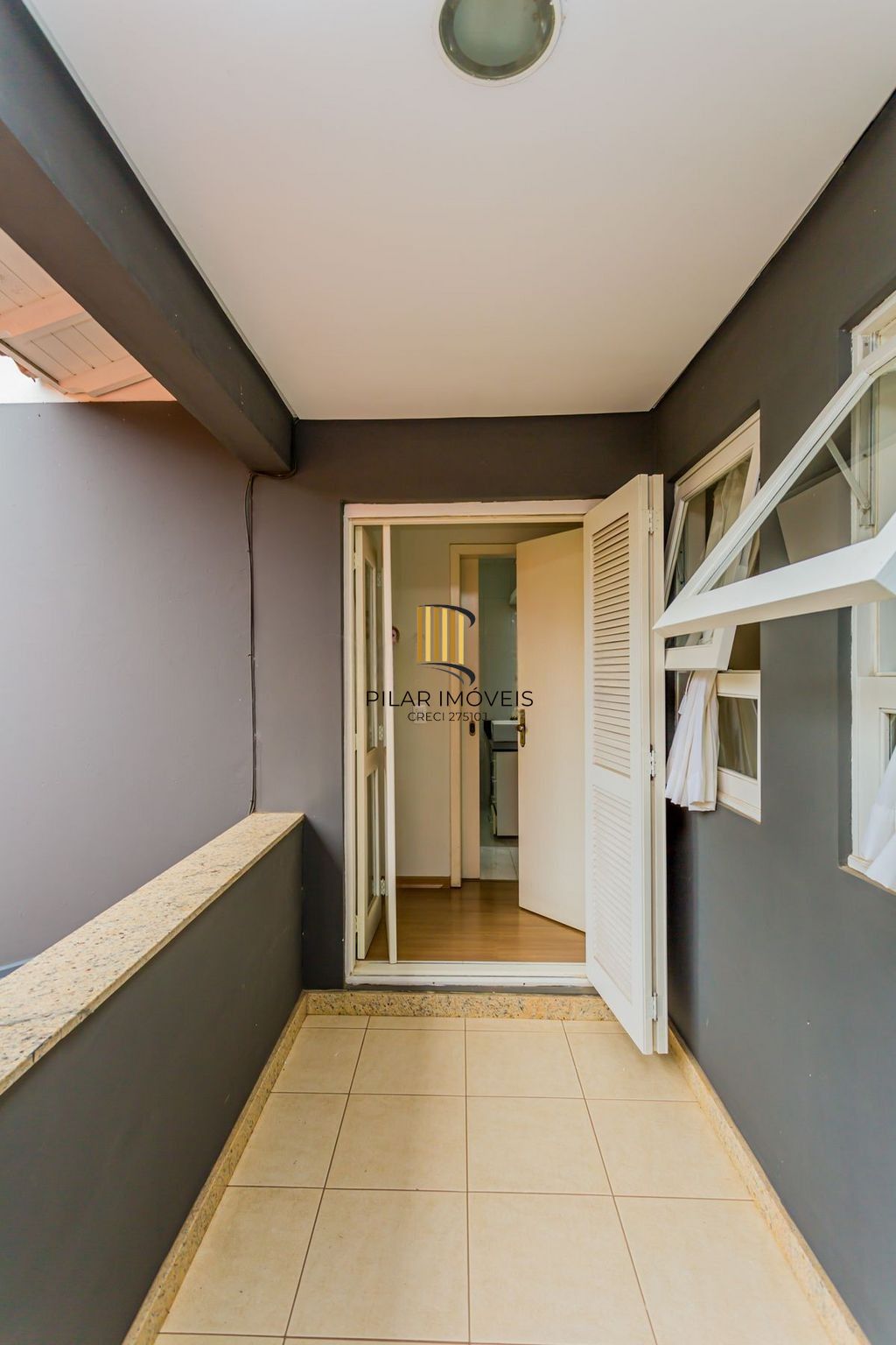 Casa em Condomínio com 3 dormitórios, suíte e 2 vagas cobertas.