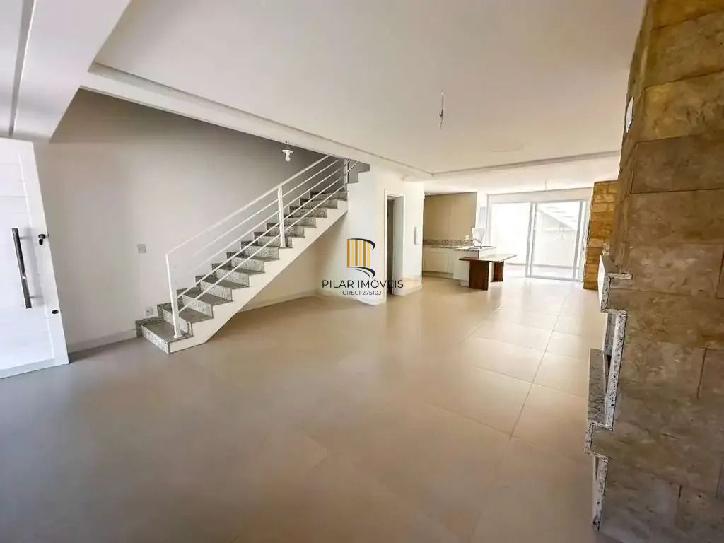 Casa com 3 dormitórios, suíte, churrasqueira, lareira e 2 vagas de garagem.