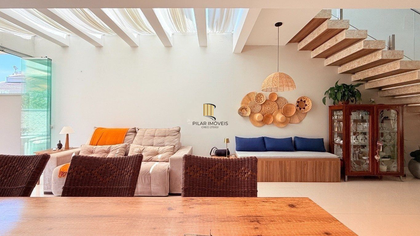 Casa de alto padrão com elevador e piscina acessível em condomínio no Passo das Pedras