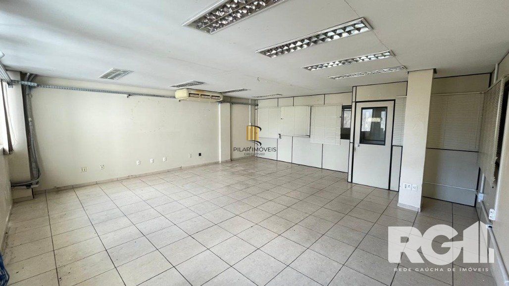 Prédio comercial reformado com auditório e 30 salas equipadas
