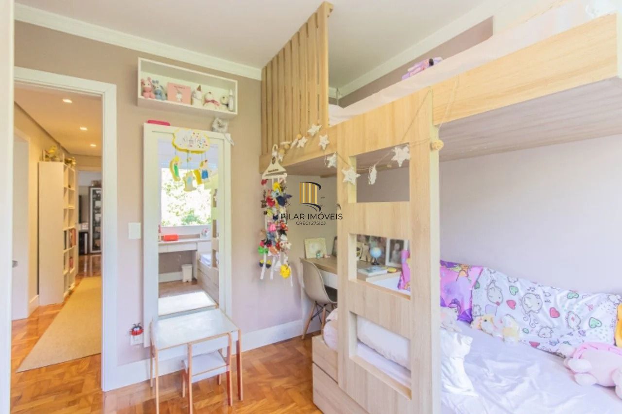 Apartamento com 3 dormitórios, 2 banheiros sociais e 2 vagas.