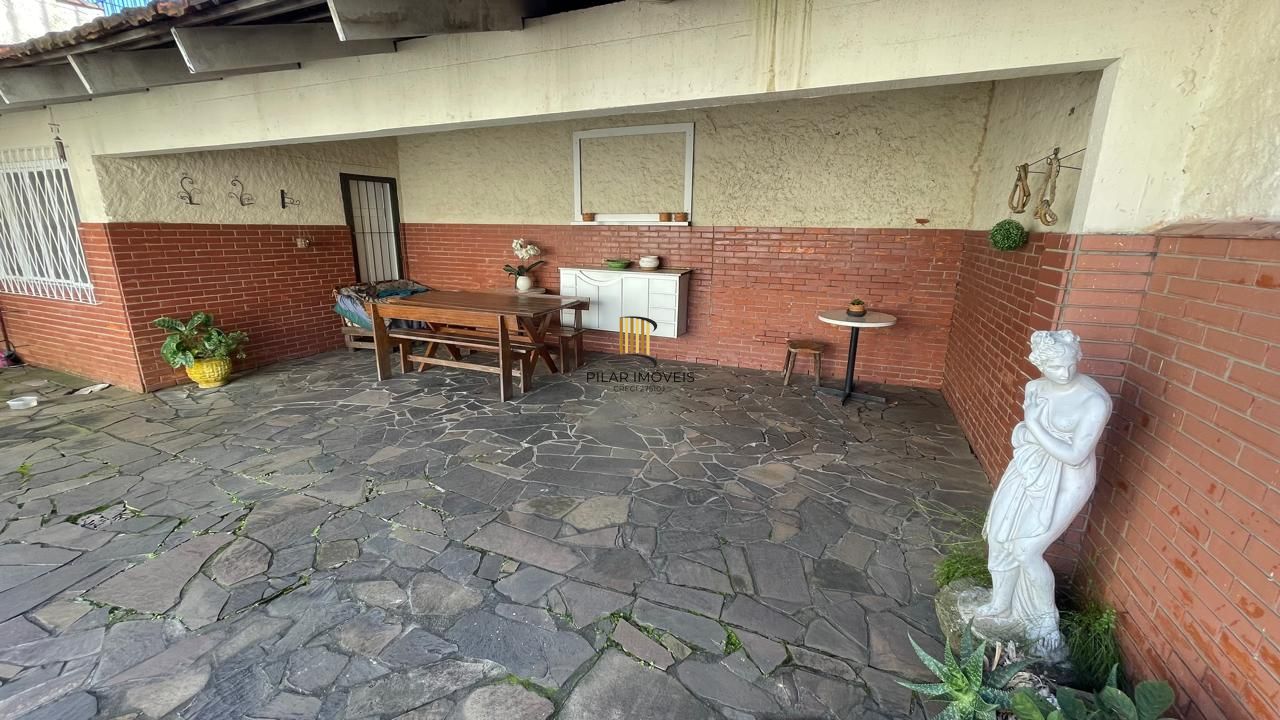 Casa com pátio com 3 dormitórios, 2 banheiros e 4 vagas.