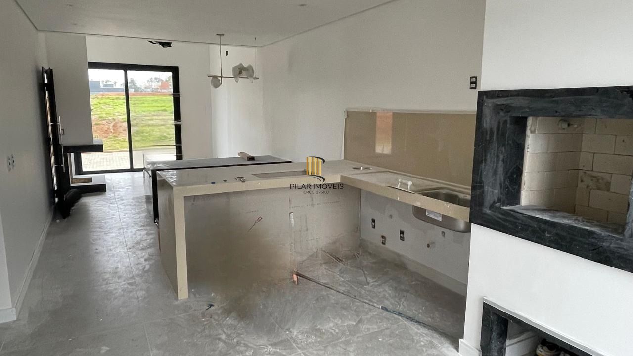 Casa em condomínio com 3 dormitórios, 2 suítes, churrasqueira, lareira e 2 vagas.