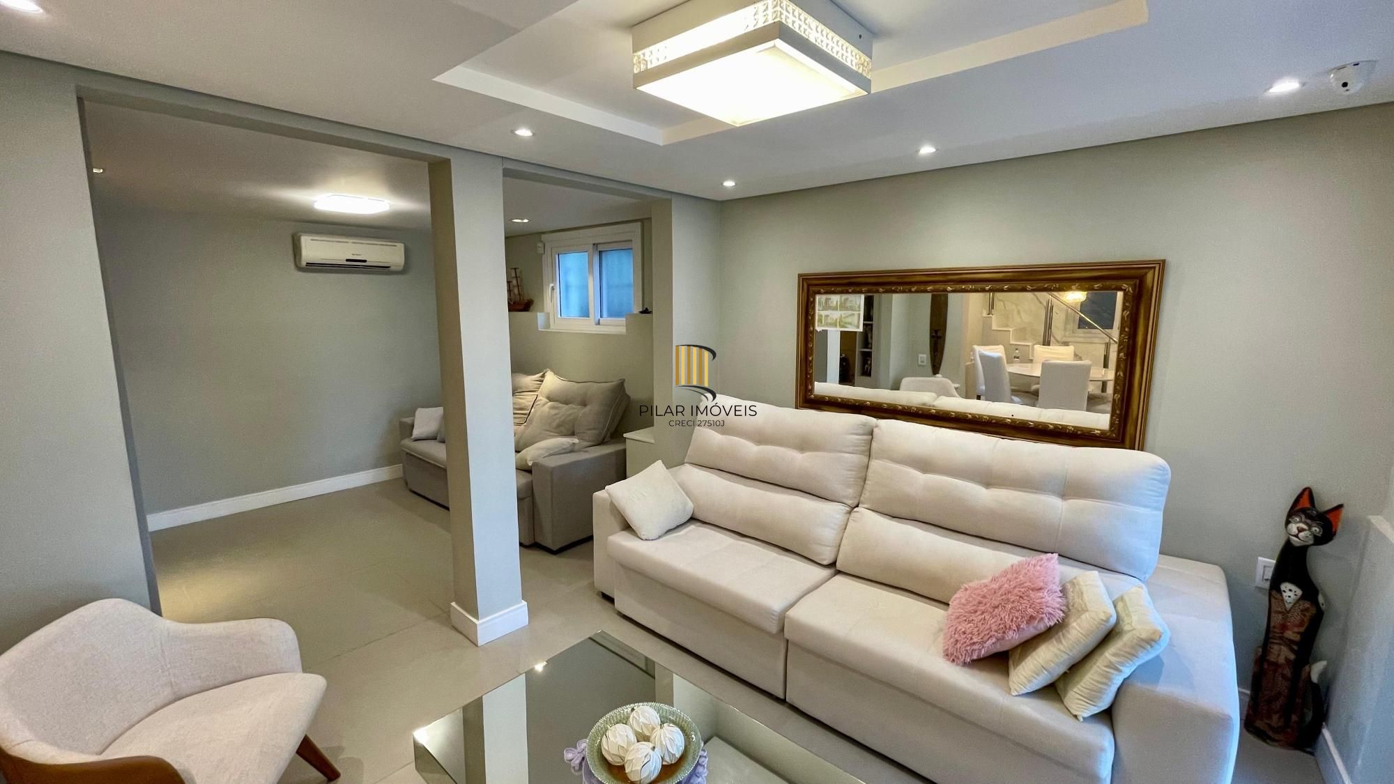 Casa térrea 100% mobiliada com 3 dormitórios, suíte, piscina e 3 vagas.