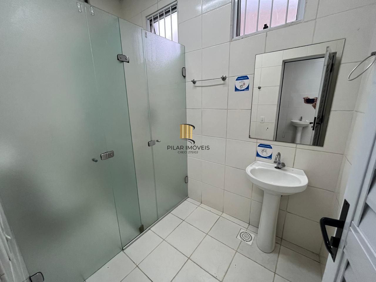 Prédio Comercial à venda com 5 salas, 400m², 6 vagas, Rua Laudelino Freire no bairro Sarandi em Porto Alegre