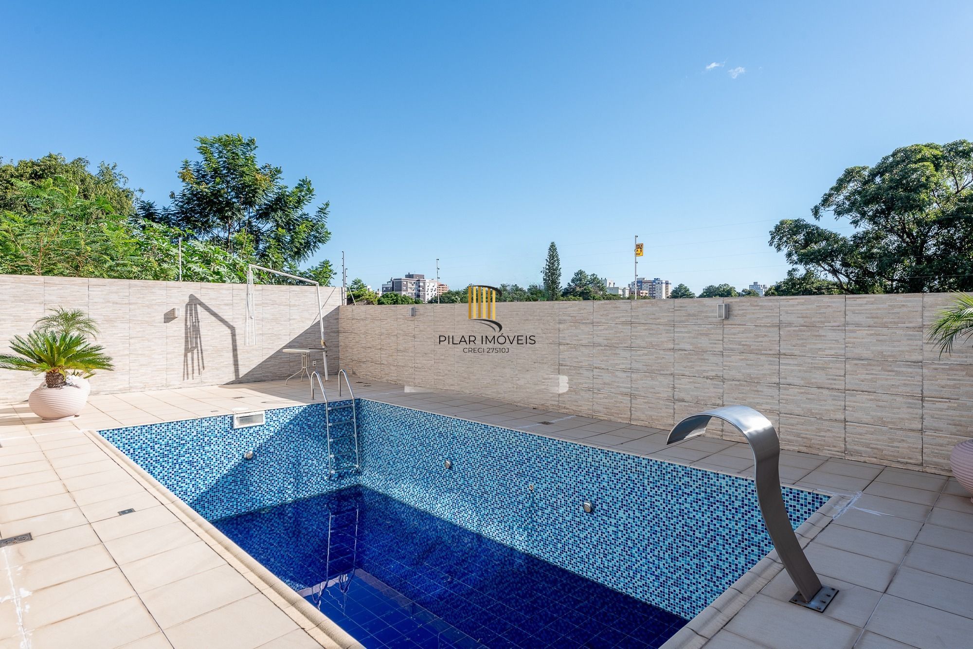 Casa com 5 Dormitórios, Suíte Master e Piscina no Jardim Planalto