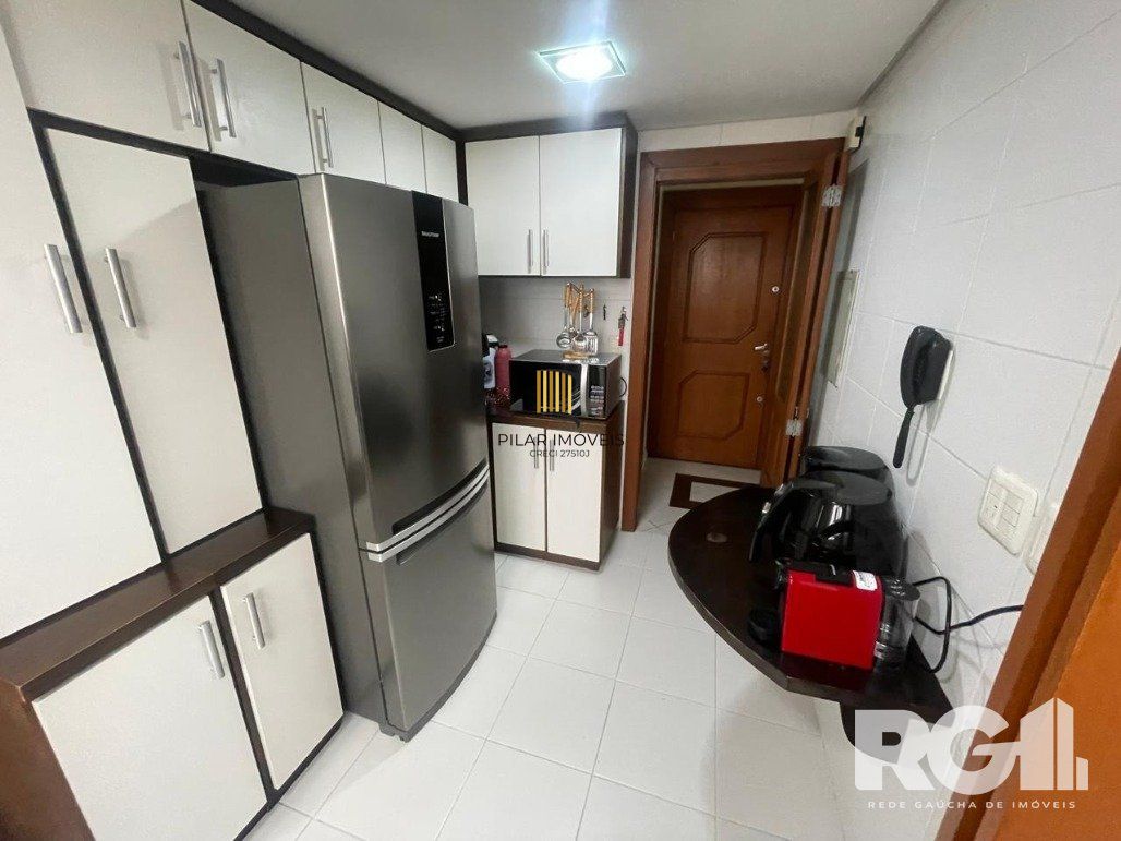 Apartamento com 3 dormitórios, 1 suíte, lavabo, 2 vagas cobertas, semimobiliado, churrasqueira e lareira.