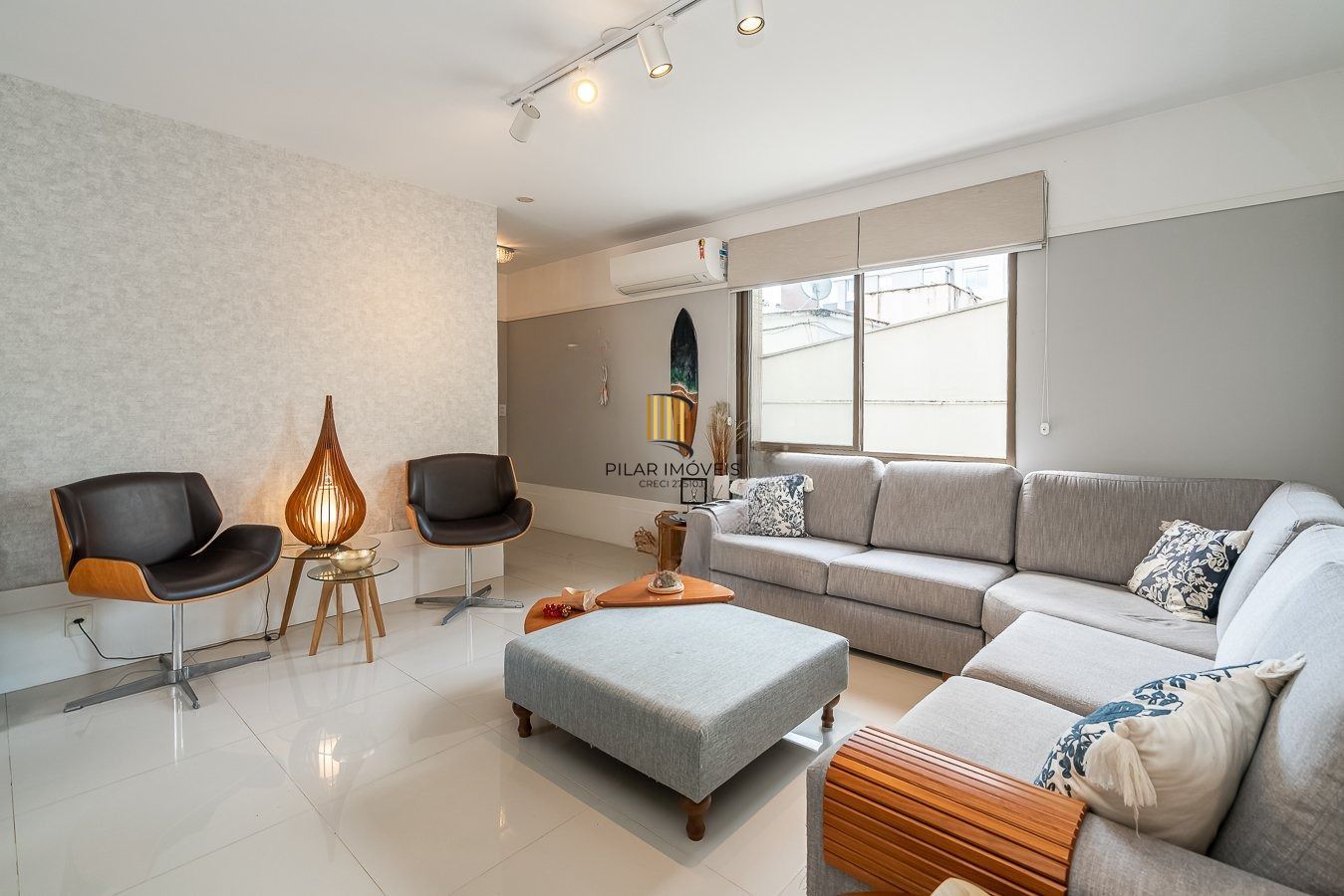 Apartamento de 3 dormitórios com 1 suíte, semimobiliado.