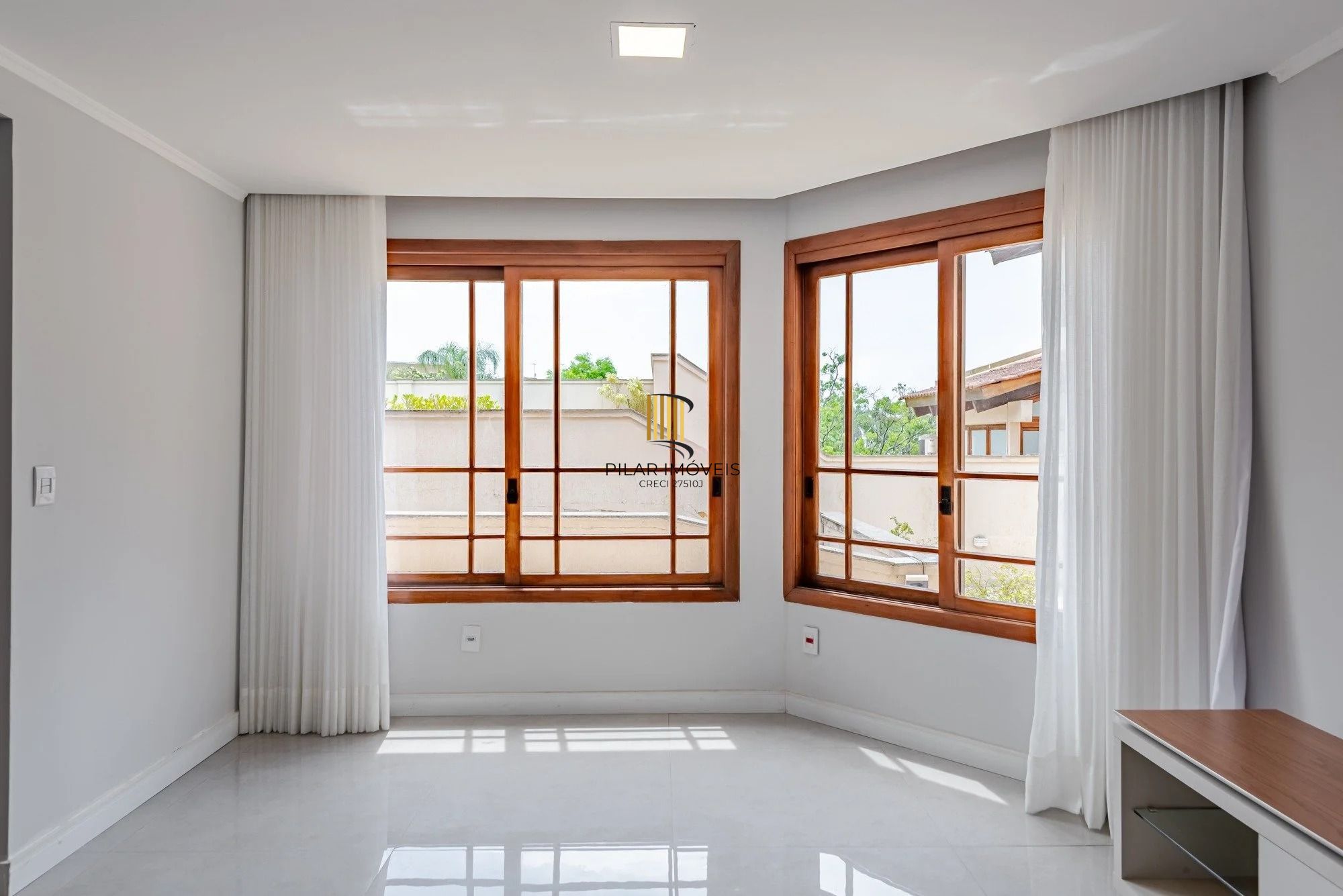 Casa em condomínio com 3 dormitórios, suíte e 3 vagas.