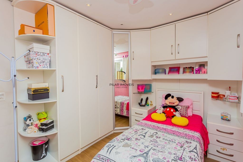 Casa em Condomínio com 3 dormitórios, suíte e 2 vagas cobertas.