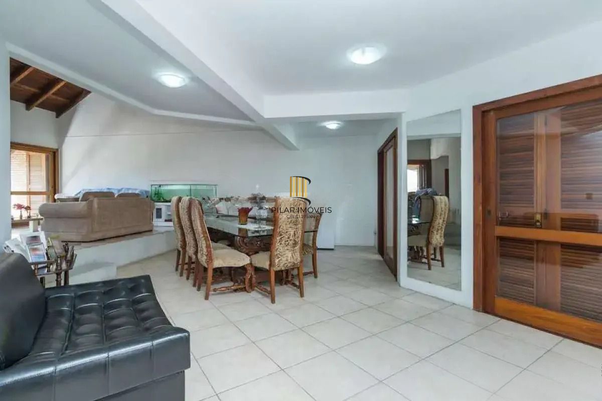 Casa térrea com 5 dormitórios, 2 suítes, 3 vagas.