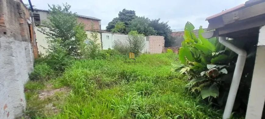 Casa térrea com 2 dormitórios, amplo pátio e 3 vagas.