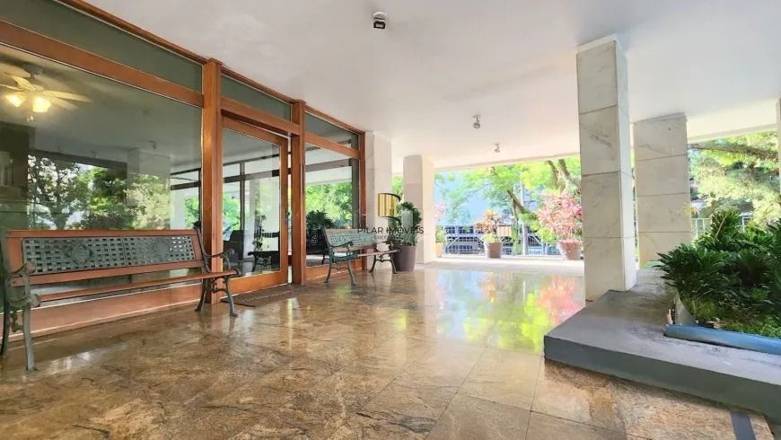 Apartamento 3 dormitórios, suíte, semimobiliado e duas vagas de garagem.