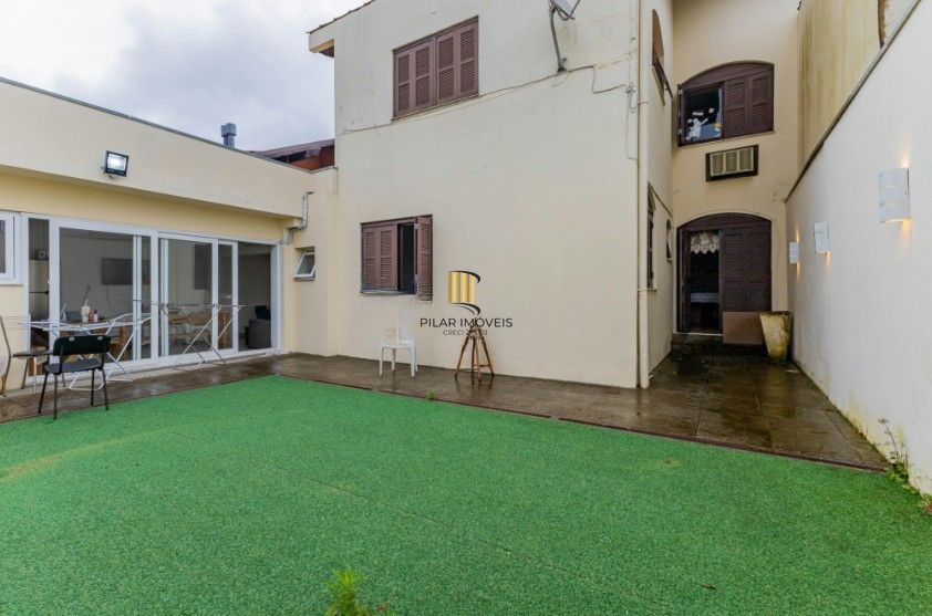 Casa com pátio e churrasqueira em frente à praça – Jardim Sabará