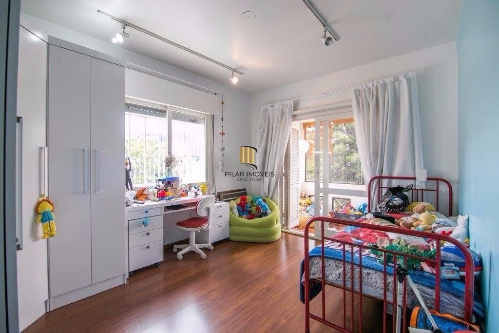 Casa de esquina com 6 dormitórios, 430m², piscina, 4 vagas