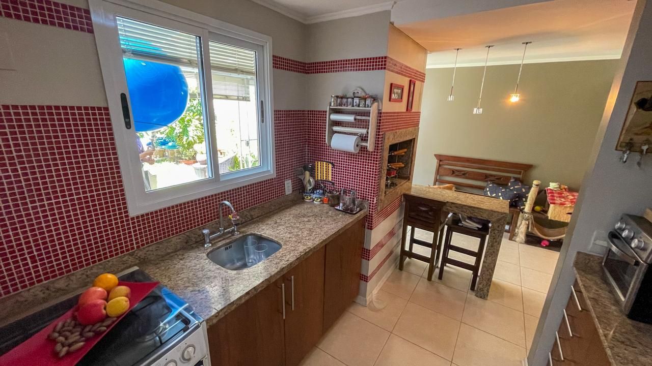 Casa em Condomínio 4 Dormitórios com Suíte no Lindoia - Porto Alegre