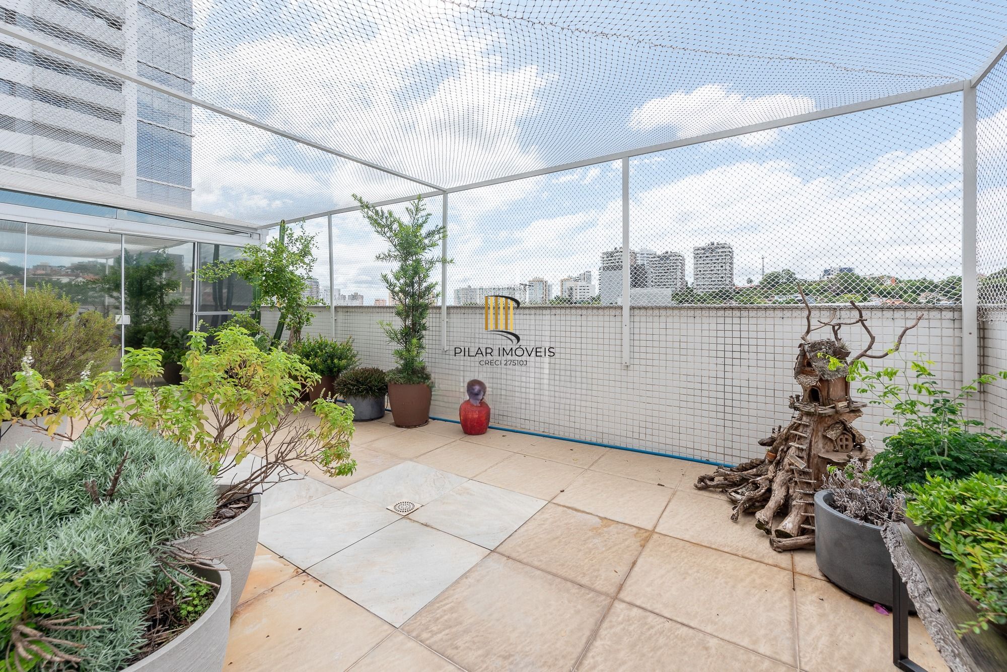 Apartamento Garden mobiliado, com 180 m² privativos, no bairro Chácara das Pedras