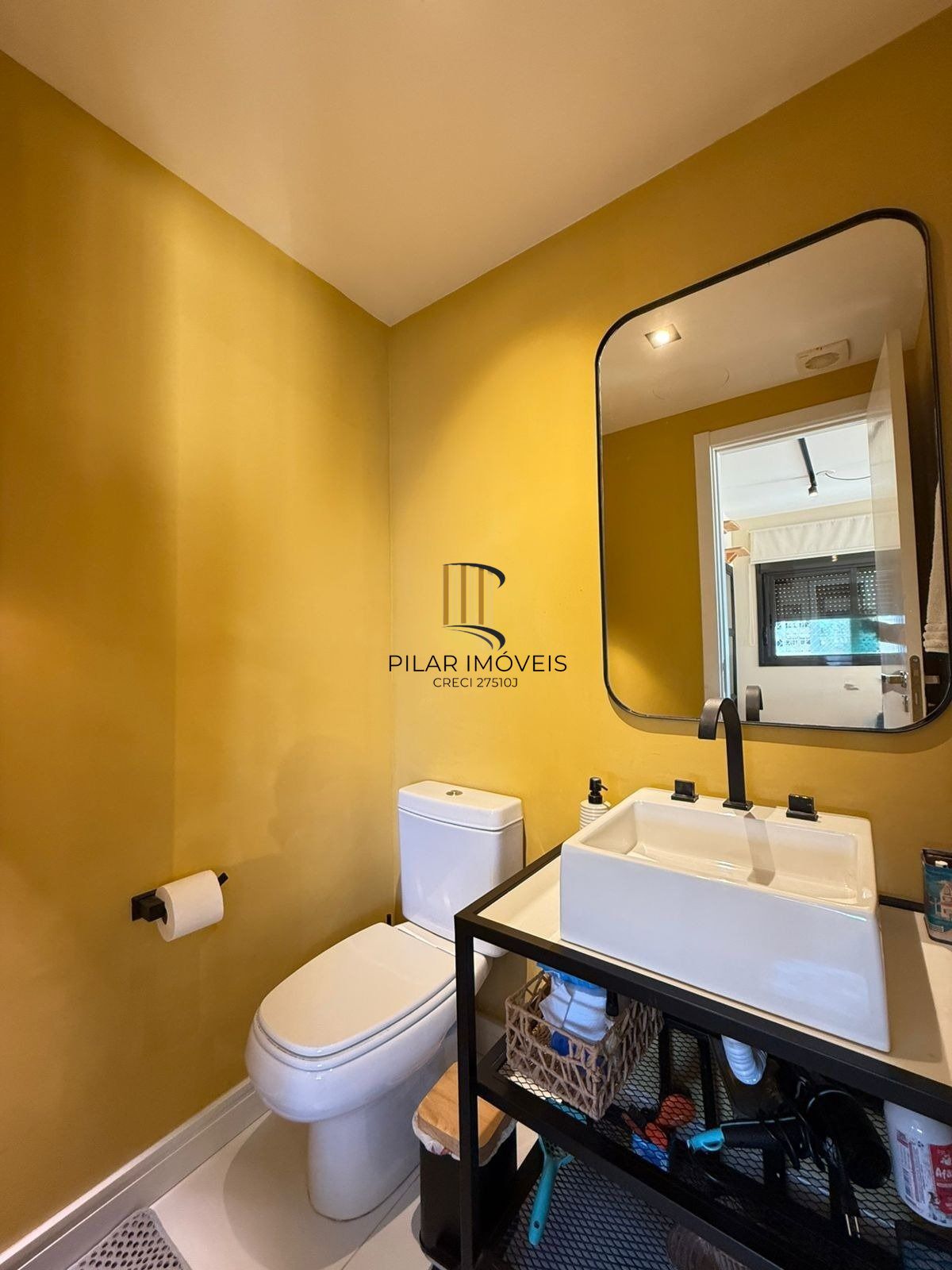 Apartamento com 2 dormitórios, suíte e churrasqueira.