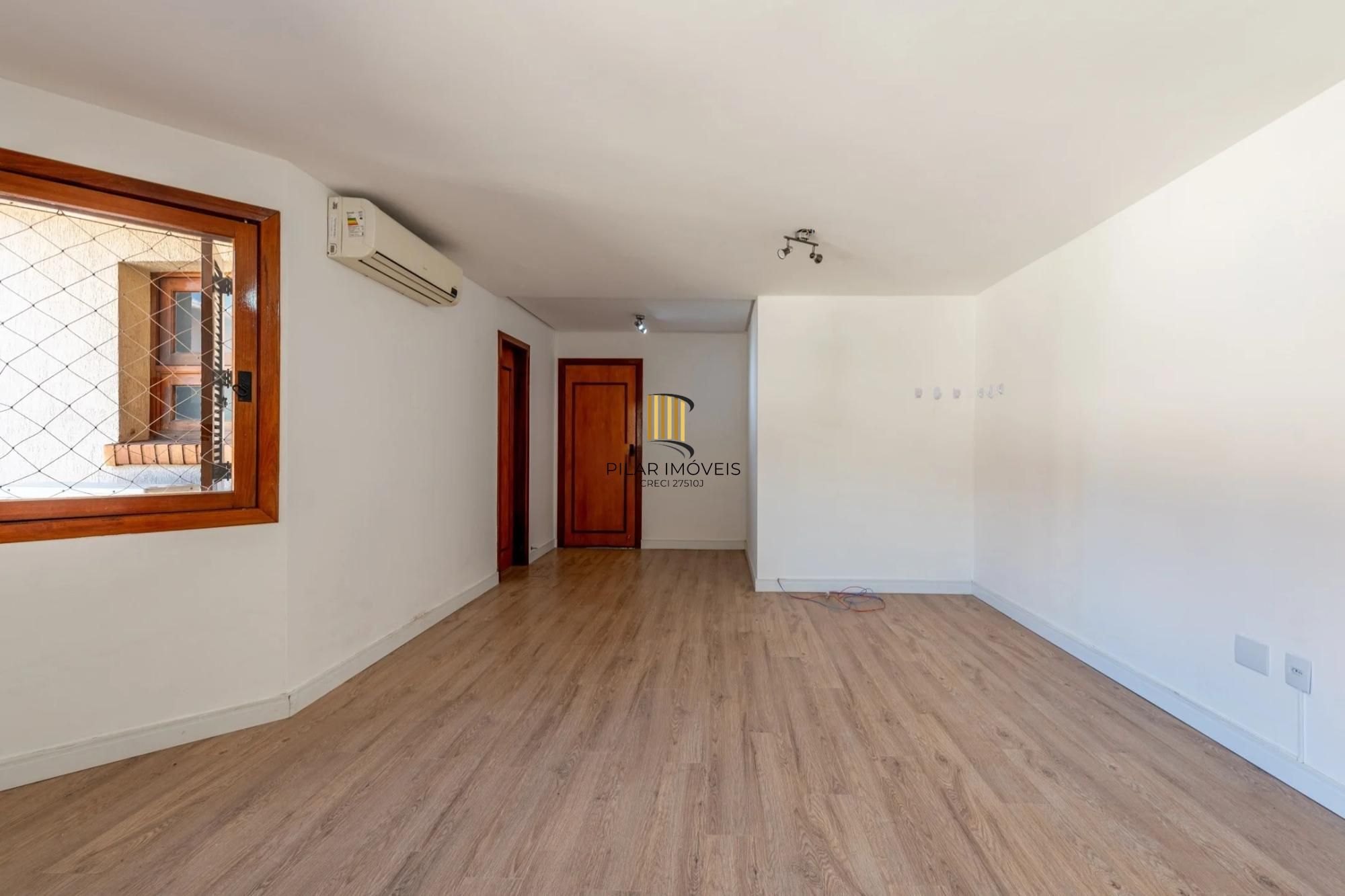 Casa em condomínio com 3 dormitórios, suíte e 2 vagas.