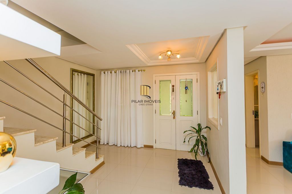 Casa em Condomínio com 3 dormitórios, suíte e 2 vagas cobertas.