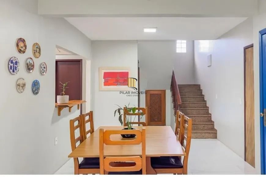 Casa térrea com 4 dormitórios, suíte e 2 vagas.