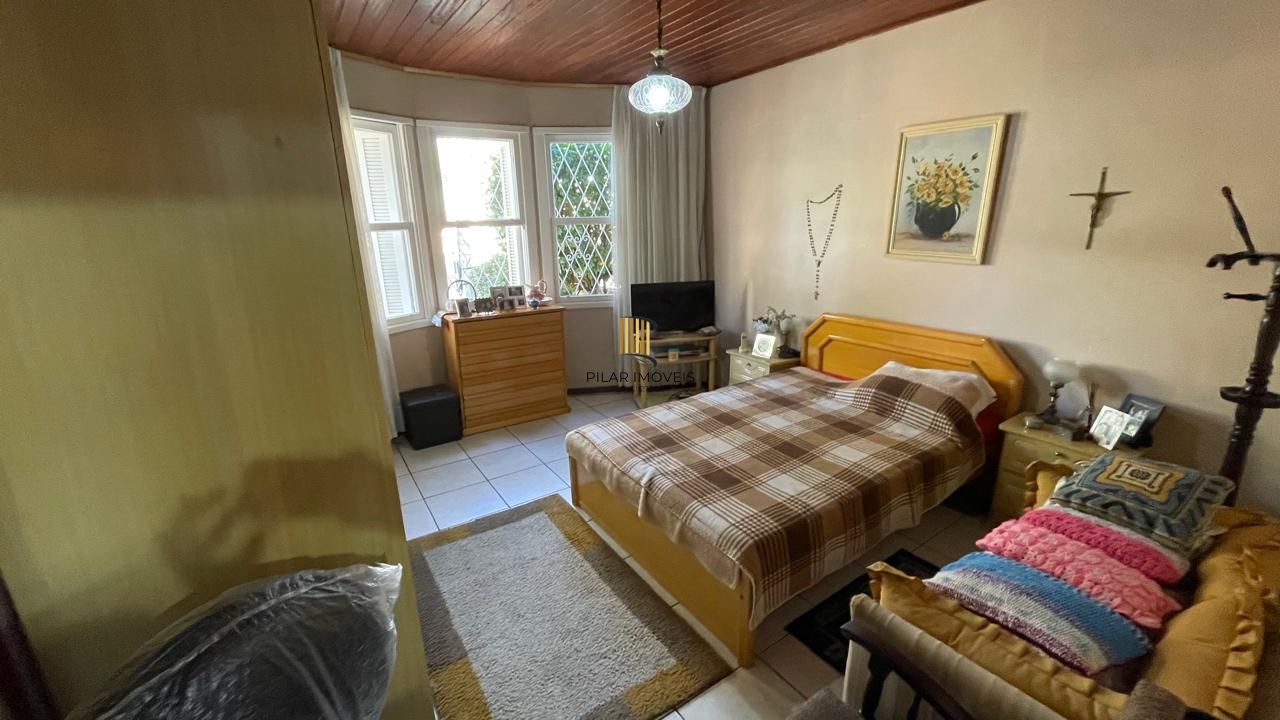 Casa com pátio com 3 dormitórios, 2 banheiros e 4 vagas.