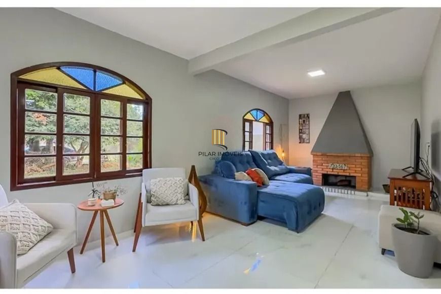 Casa térrea com 4 dormitórios, suíte e 2 vagas.