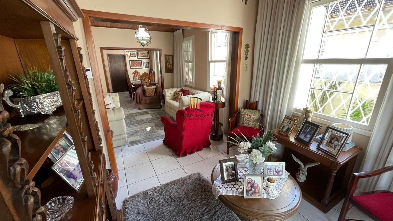 Casa com pátio com 3 dormitórios, 2 banheiros e 4 vagas.