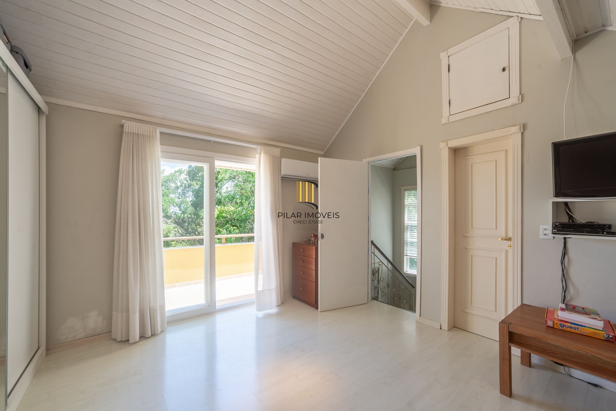 Casa térrea com 4 dormitórios, 2 suítes e 3 vagas.