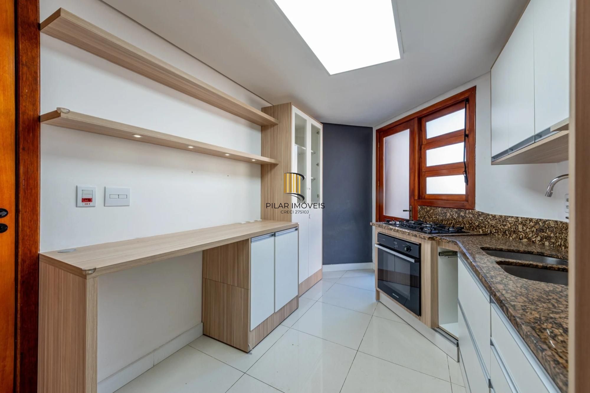 Casa em condomínio com 3 dormitórios, suíte e 2 vagas.