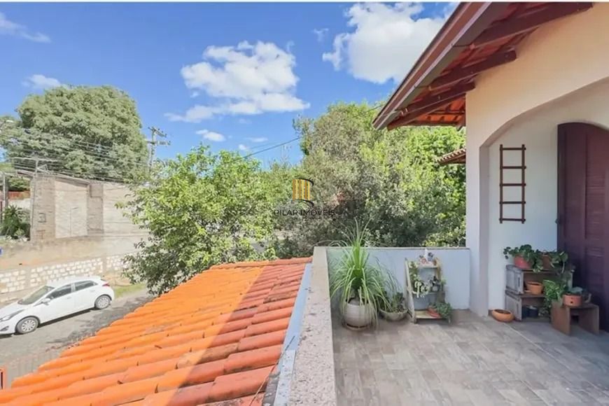 Casa térrea com 4 dormitórios, suíte e 2 vagas.