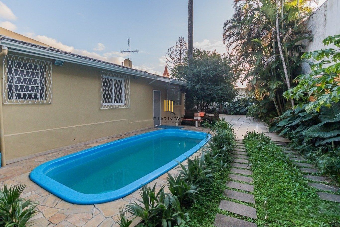 Casa térrea com 3 dormitórios, suíte e 2 vagas,