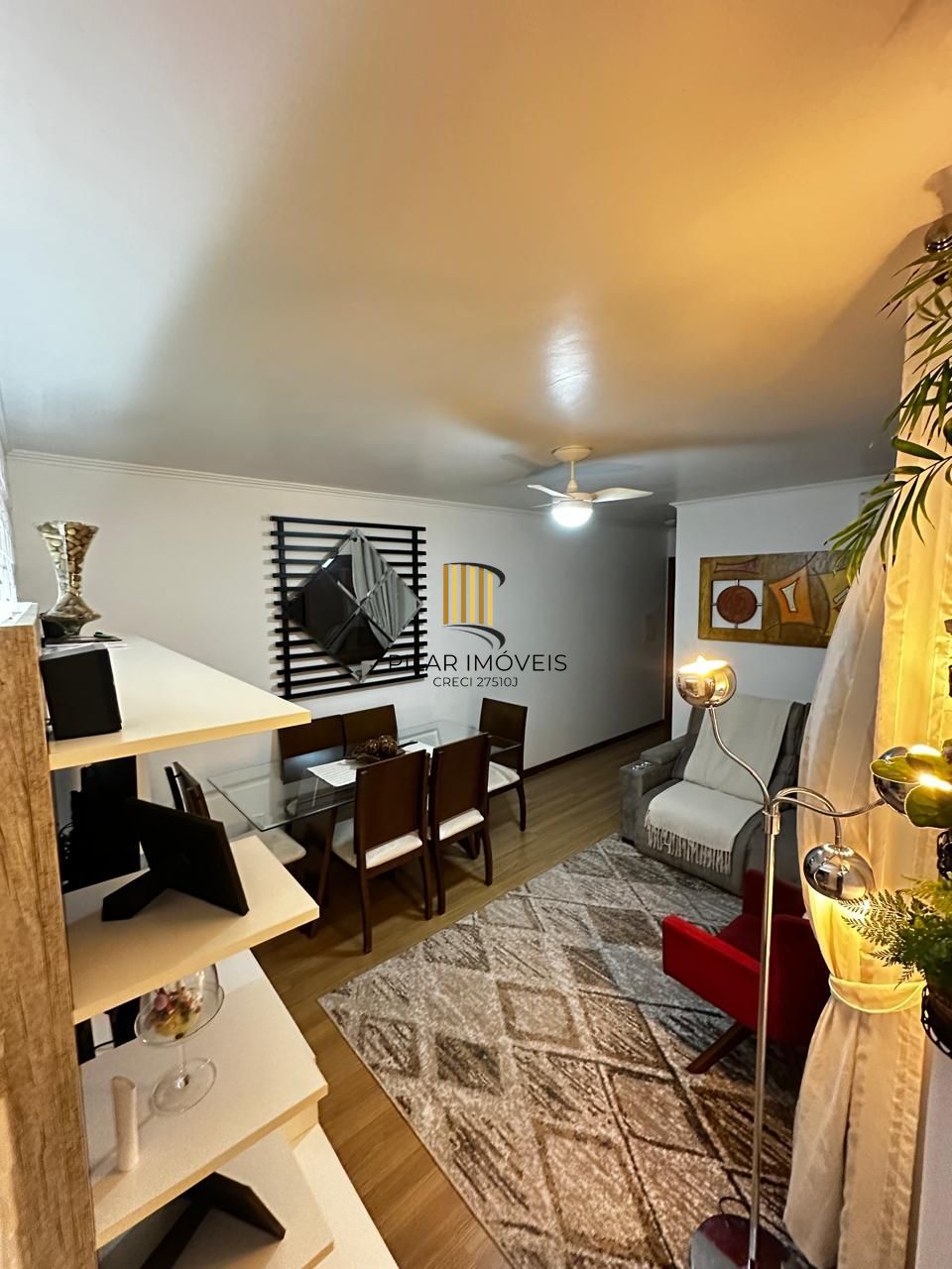 Apartamento 2 Dormitórios com Sacada e Vaga Coberta