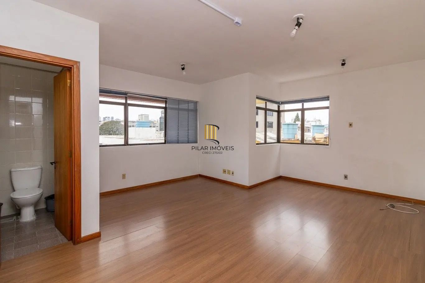 Sala a com 40m² privativos vaga e elevador, na Rua Barão do Gravataí, Menino Deus - Porto Alegre.