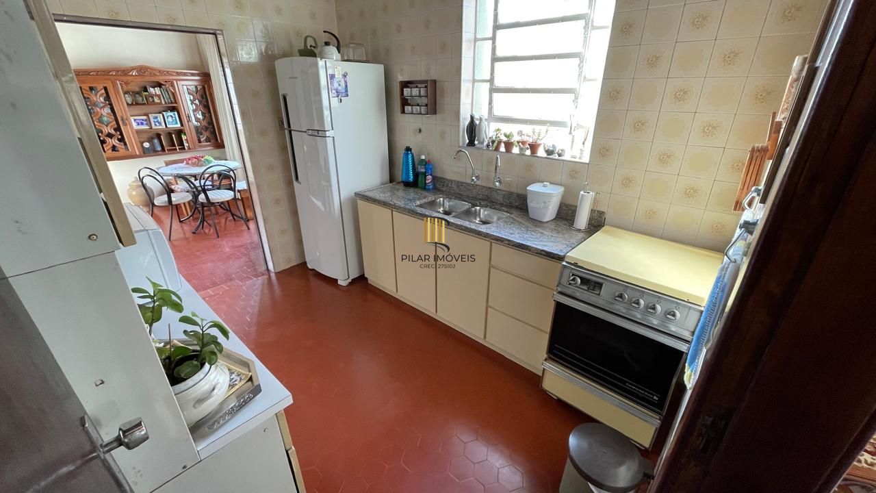 Casa com pátio com 3 dormitórios, 2 banheiros e 4 vagas.