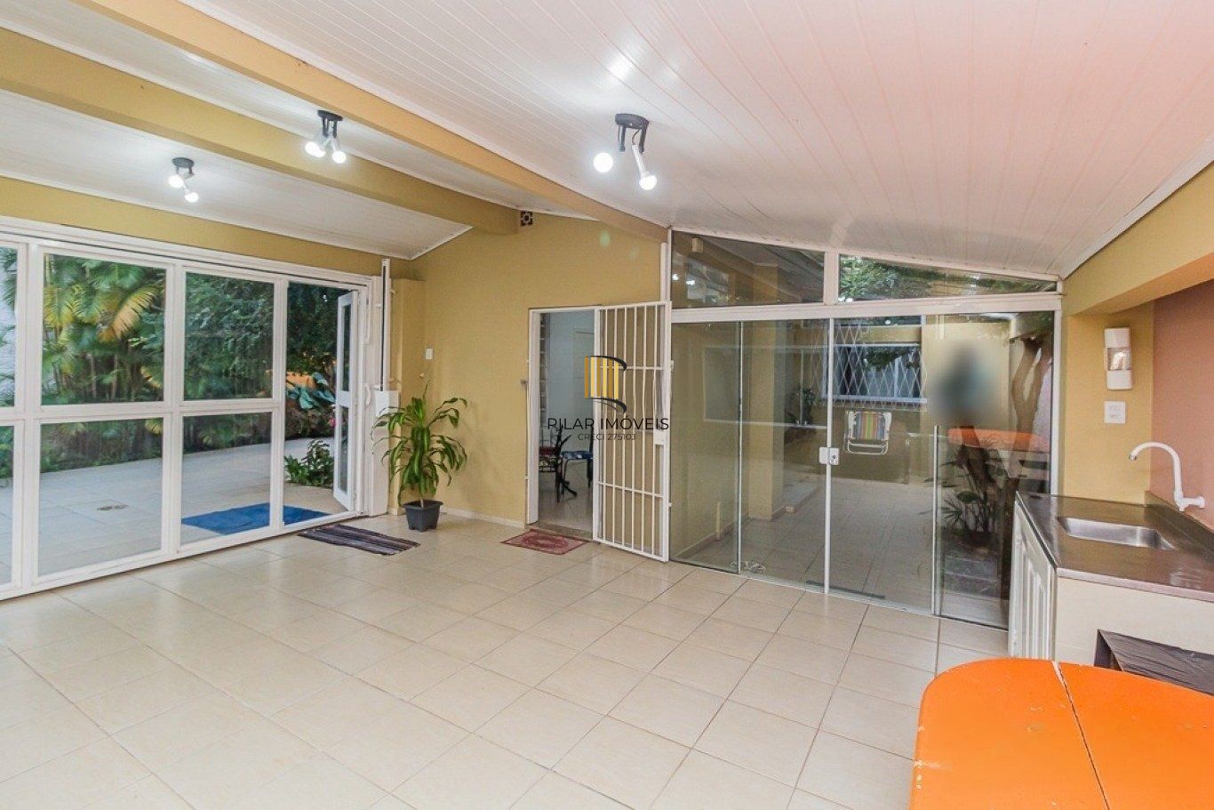 Casa térrea com 3 dormitórios, suíte e 2 vagas,