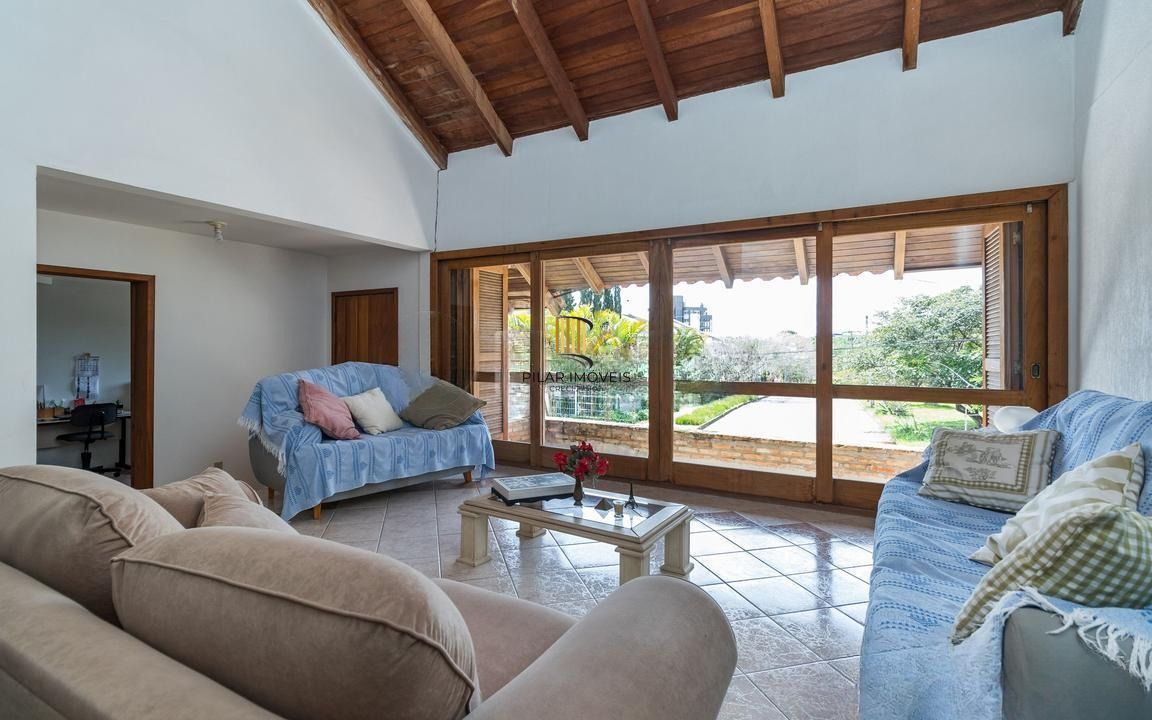 Casa térrea com 5 dormitórios, 2 suítes, 3 vagas.