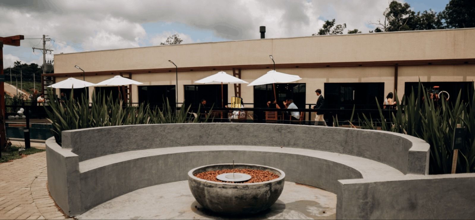 Casa em condomínio com 2 dormitórios, suíte e churrasqueira