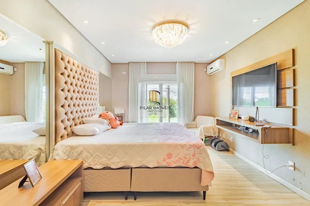 Casa térrea com 3 dormitórios, suíte e 2 vagas.