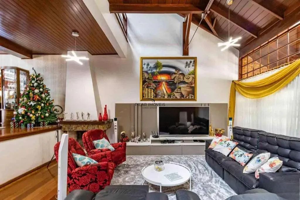 Casa com 4 dormitórios, suíte, piscina e 4 vagas.