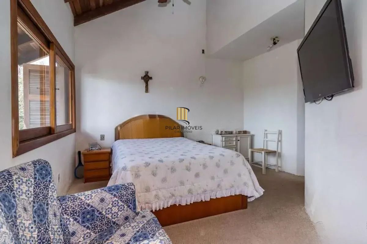 Casa térrea com 5 dormitórios, 2 suítes, 3 vagas.