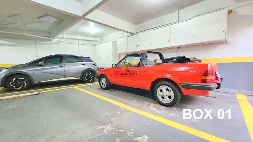 Apartamento 3 dormitórios, suíte, semimobiliado e duas vagas de garagem.