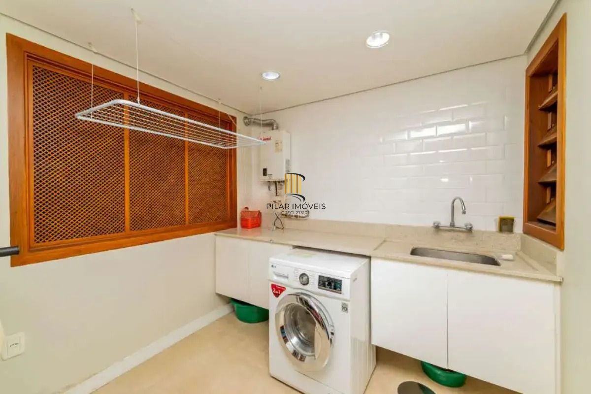 Casa em condomínio com 3 dormitórios, revertido em 2, suíte e 2 vagas.