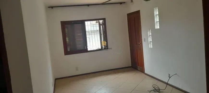 Casa térrea com 2 dormitórios, amplo pátio e 3 vagas.