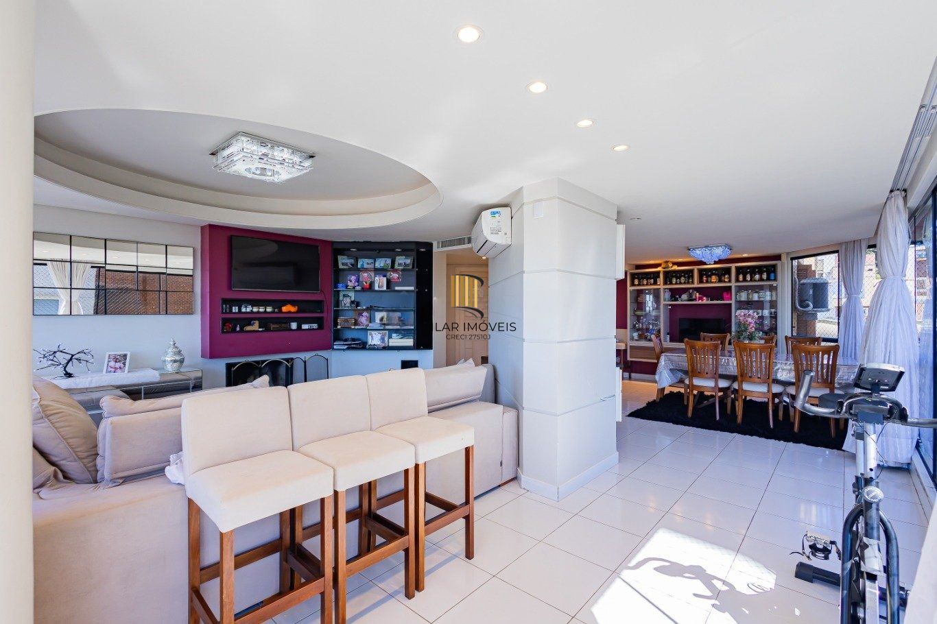 Amplo apartamento semimobiliado com lareira e 2 vagas