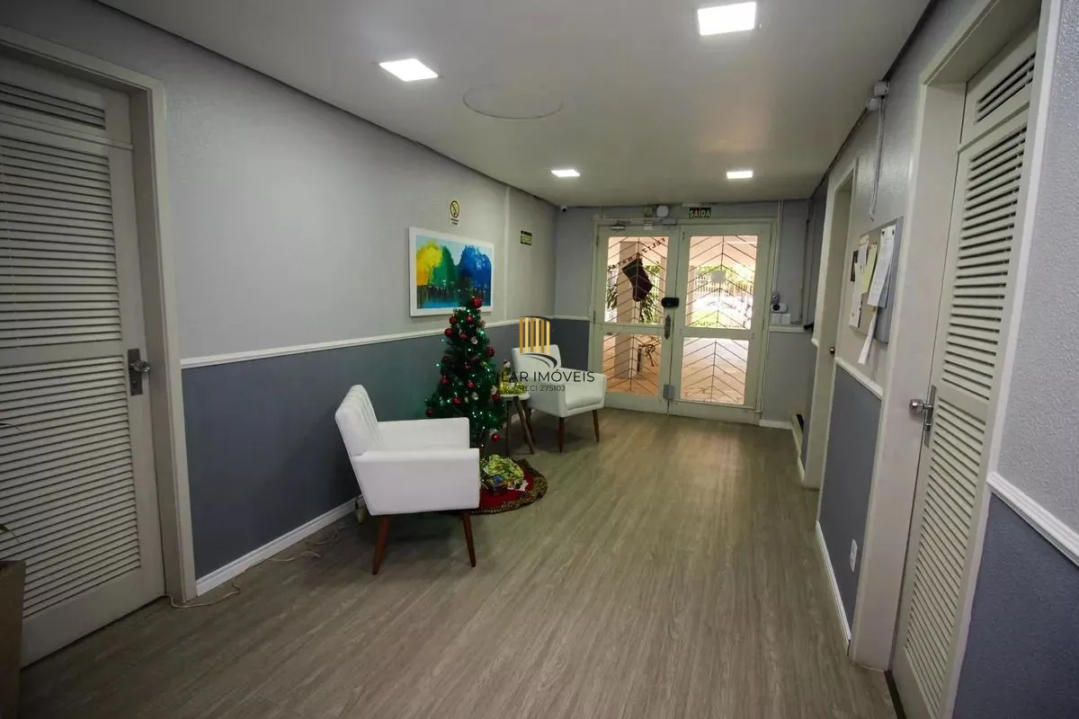 Apartamento com 2 dormitórios, banheiro auxiliar e 2 vagas cobertas.